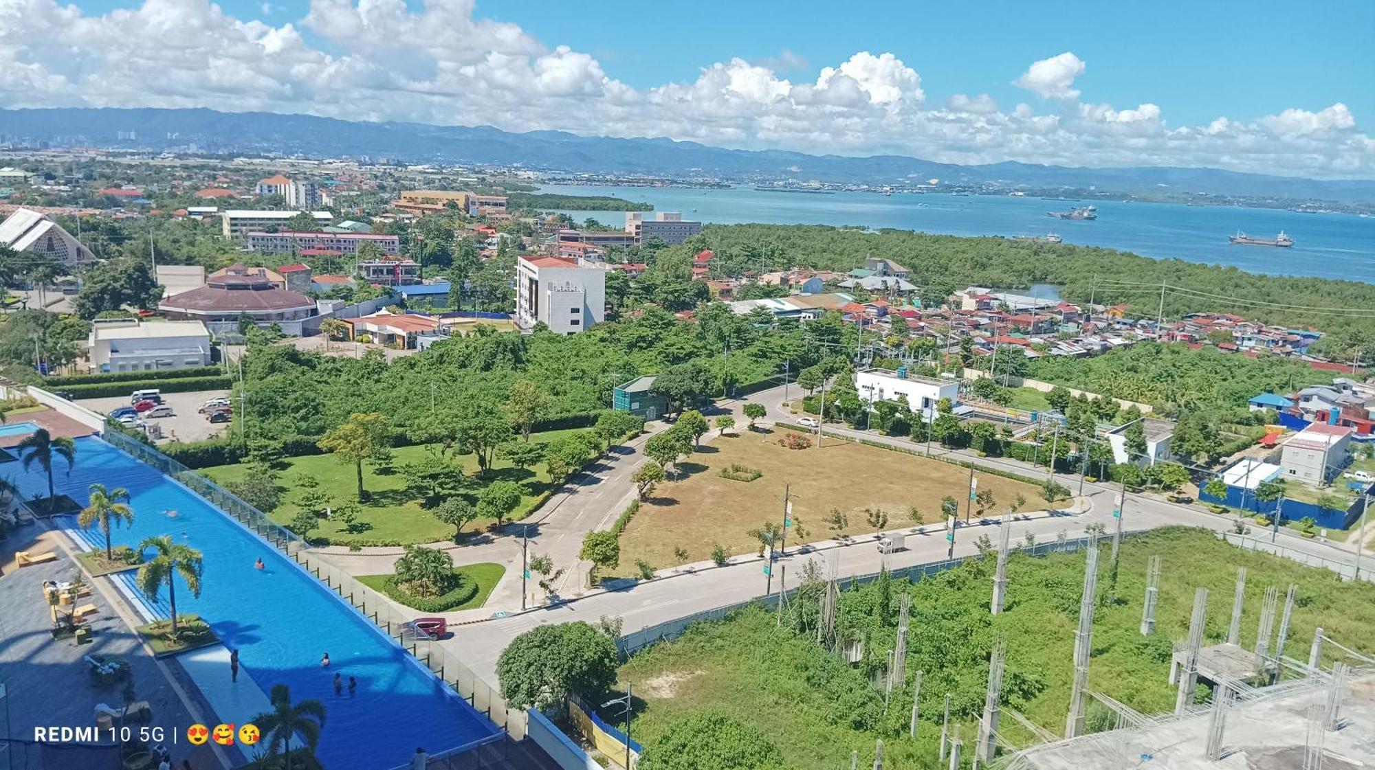 Mactan Newtown Beach Condo มักตัน ภายนอก รูปภาพ