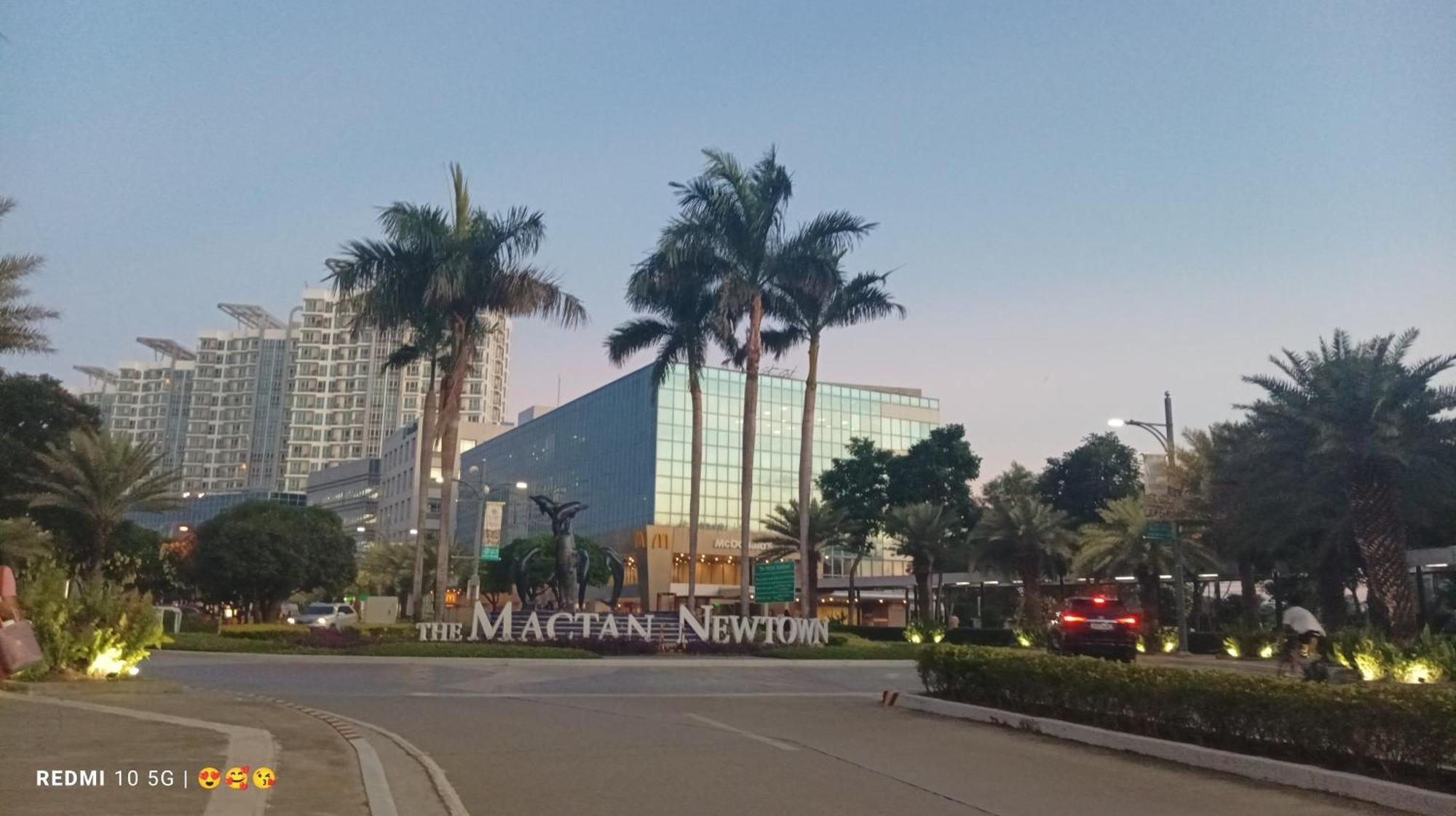 Mactan Newtown Beach Condo มักตัน ภายนอก รูปภาพ