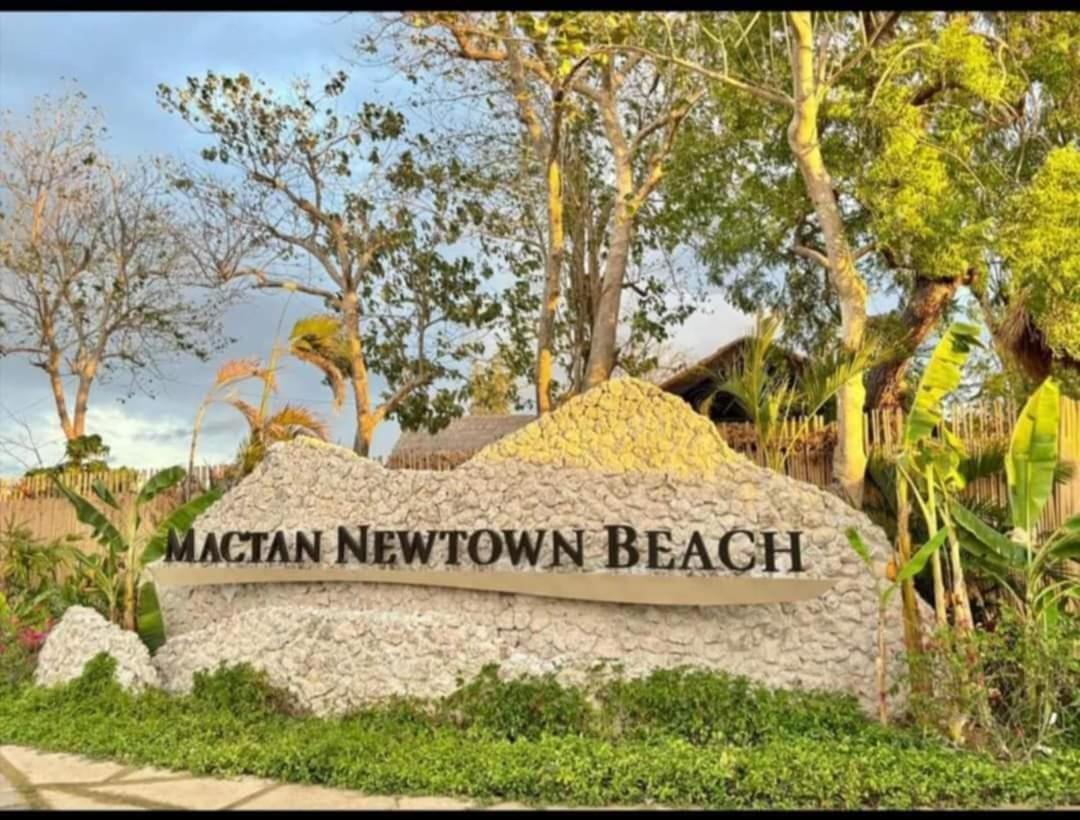 Mactan Newtown Beach Condo มักตัน ภายนอก รูปภาพ